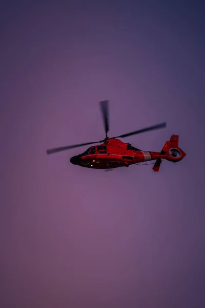 Röd Helikopter Som Flyger Himlen — Stockfoto