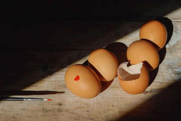 Malowanie Kurzego Jaja Pędzlem Wielkanoc — Zdjęcie stockowe