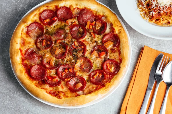 Masadaki Bir Restoranda Tabakta Pepperonili Pizza — Stok fotoğraf