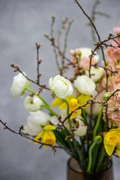 Krásná Jarní Kytice Sezónními Květinami Interiéru — Stock fotografie