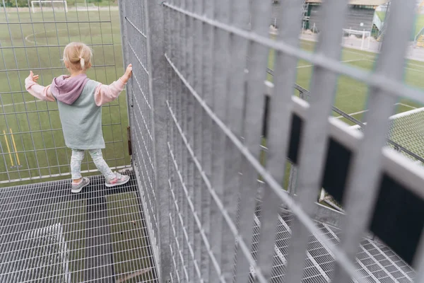 Baby Girl Look Bars Empty Football Field — Stock Photo, Image