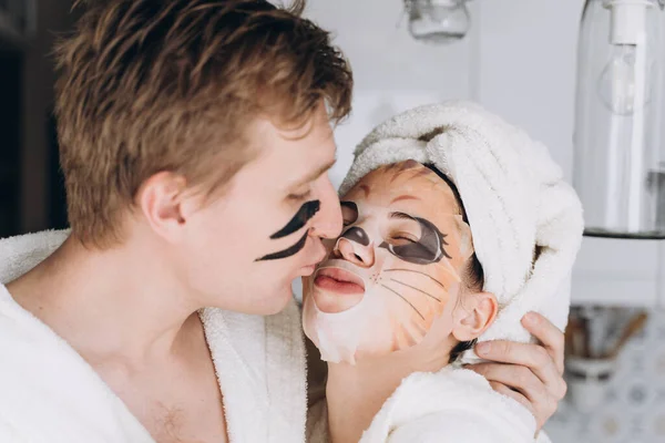 Kochankowie Zabawiają Się Maską Twarzy Czas Samodzielnej Pielęgnacji — Zdjęcie stockowe