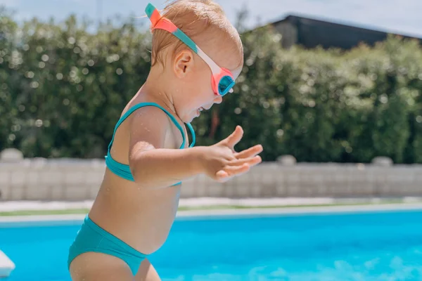 Two Year Old Girl Jumps Side Outdoor Pool — Stock Photo, Image