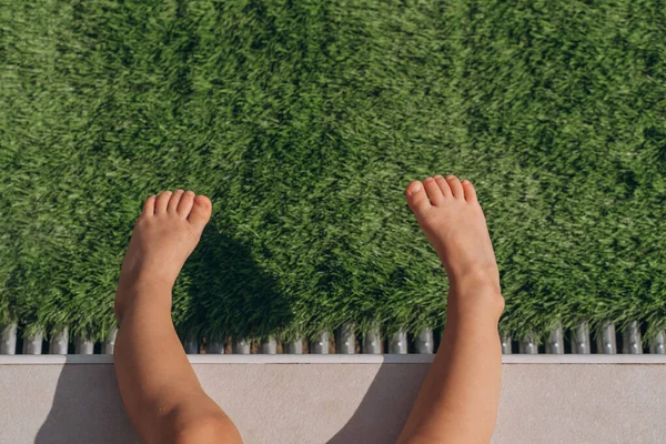 Die Beine Eines Kleinen Mädchens Das Pool Auf Dem Rasen — Stockfoto