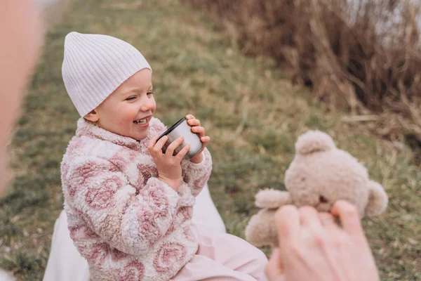 Småbarn Med Tandskada Skrattar Våren Picknick — Stockfoto