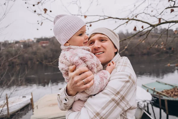 Vater Schüttelt Seine Zweijährige Tochter Den Arm Und Lächelt Freien — Stockfoto