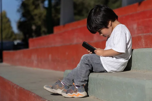 墨西哥小孩在户外玩移动设备 — 图库照片