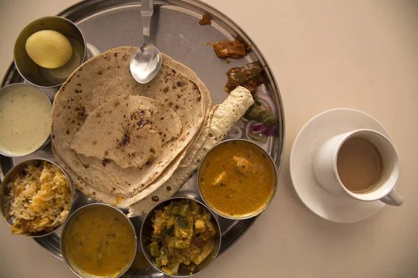 在Jodhpur的一家素食餐馆里 有一盘塔利 查帕蒂的扁平面包 上面有各种各样的小菜 — 图库照片