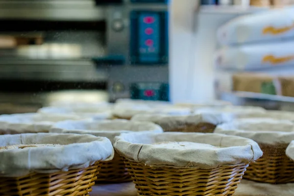 Хлебы Готового Хлебного Теста Посыпают Облаком Муки — стоковое фото