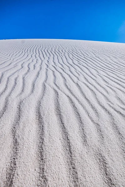 ニューメキシコの鮮やかな青い空と白い砂の波紋 — ストック写真