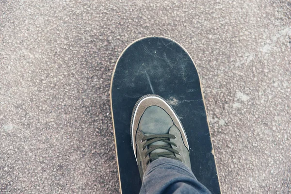Über Dem Brett Der Fuß Des Skateboarders Aktion — Stockfoto