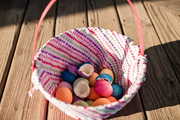 Разбитые Разноцветные Пасхальные Яйца Корзине — стоковое фото