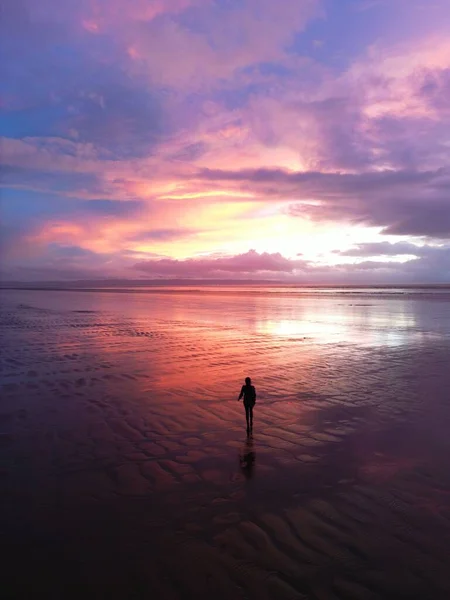 Meisje Wandelen Een Strand West Engeland Bij Zonsondergang Drone — Stockfoto
