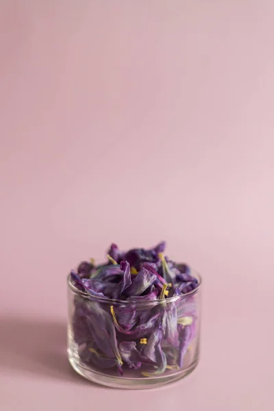 ガラス瓶に紫色のドライチューリップの花びら — ストック写真