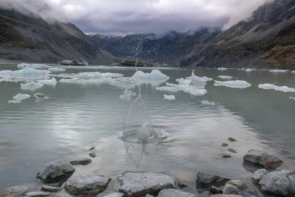 在新西兰 岩石在被山脉环绕的冰河中飞溅 — 图库照片