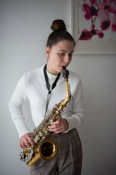 Mulher Bonita Tocando Saxofone Sala — Fotografia de Stock