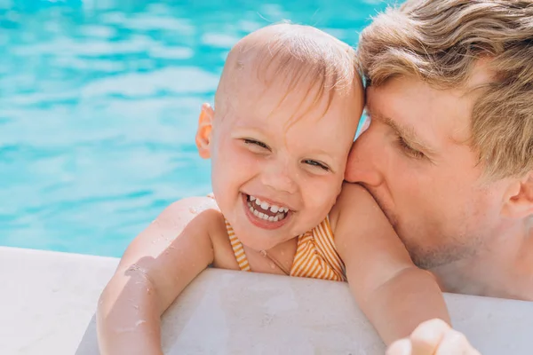 Vader Dochters Spelen Het Buitenzwembad — Stockfoto