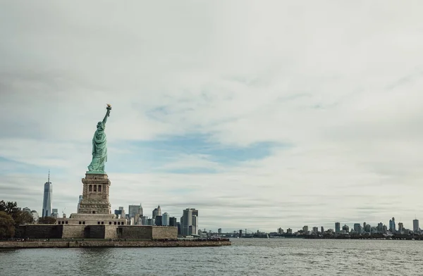 Statua Della Libertà Con Skyline New York Sullo Sfondo — Foto Stock