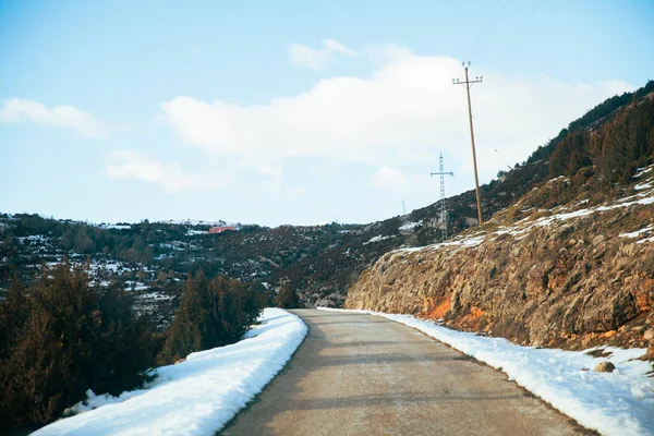 山中的路被白雪覆盖着 — 图库照片