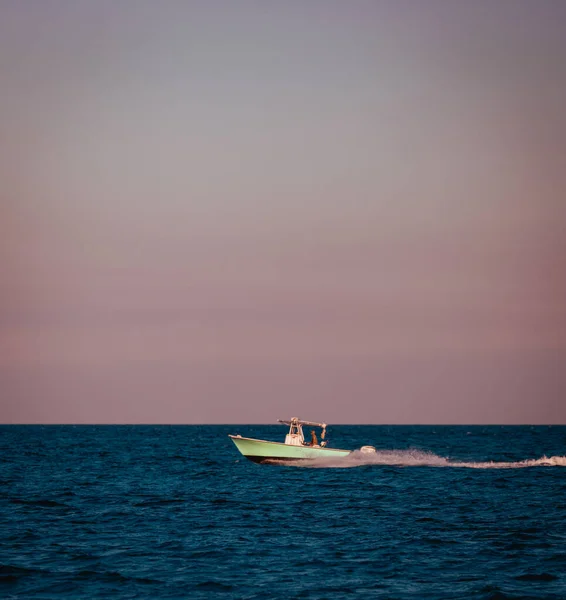 Βάρκα Στο Ηλιοβασίλεμα Θάλασσα Χρώματα Ουρανό — Φωτογραφία Αρχείου