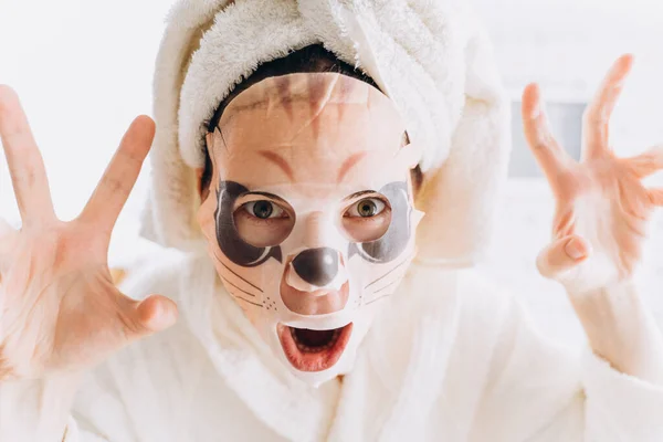Mädchen Albern Einer Stoffmaske Form Eines Tigers Gesicht Herum — Stockfoto