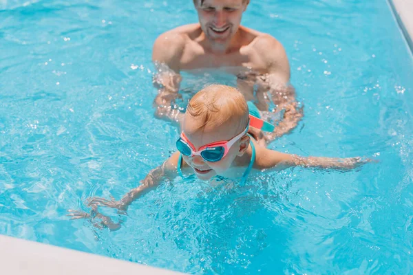 Man Holds Little Girl His Arms Swim Outdoor Pool — Stock Photo, Image