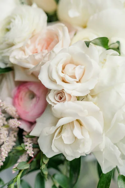 Beyaz Pembe Güllerin Yakın Fotoğrafı — Stok fotoğraf