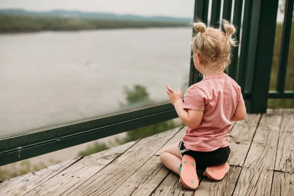 Dziecko Patrzące Rzekę Góry — Zdjęcie stockowe