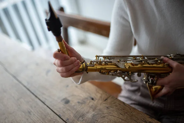 Ung Kvinna Montera Saxofon För Att Börja Spela Musik — Stockfoto