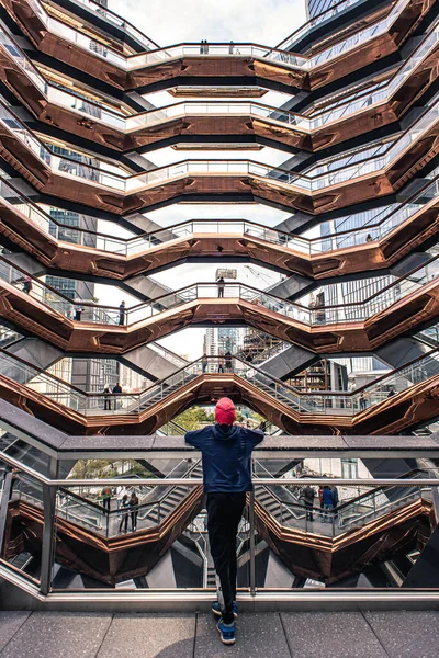 Junge Blickt Auf Innerhalb Der Schiffsstruktur New York City Usa — Stockfoto