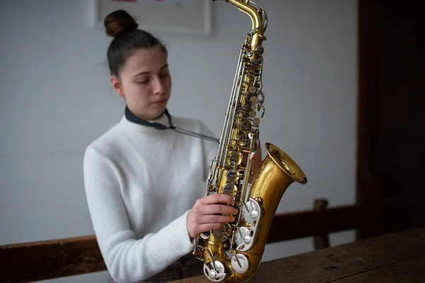 Young Woman Assembling Saxophone Start Playing Music — Stock Photo, Image