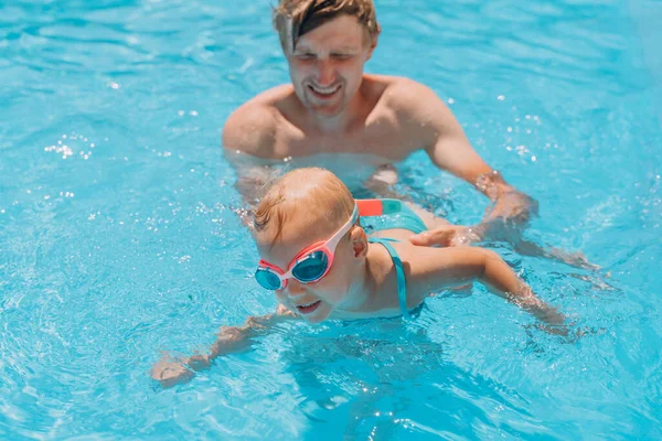 Dad Teaches Two Year Old Daughter Swim Outdoor Pool — Stock Photo, Image
