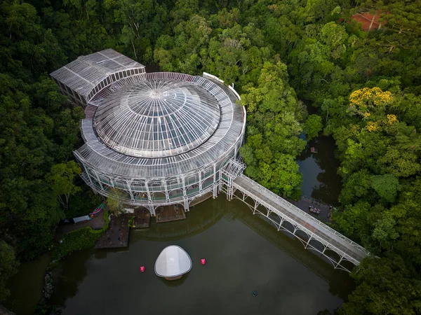Curitiba şehrindeki yeşil alanda demir ve cam opera binasına güzel bir manzara, Paran, Brezilya 'nın başkenti. 