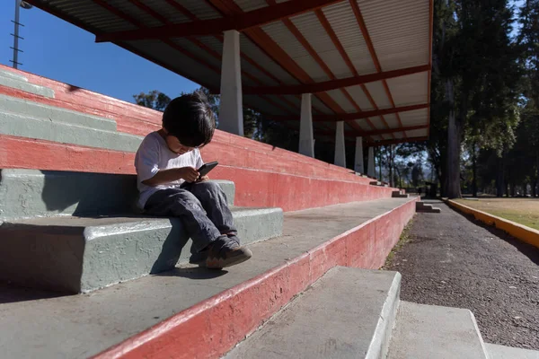 Мексиканский Ребенок Играет Мобильными Устройствами Открытом Воздухе — стоковое фото