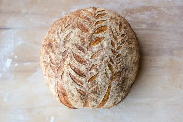 Bovenaanzicht Van Een Ambachtelijk Brood Een Houten Aanrecht — Stockfoto