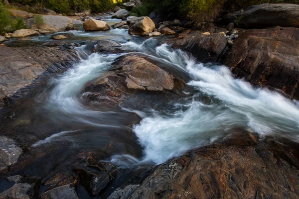 Acqua Scorre Veloce Intorno Una Roccia Middle Fork Kaweah River — Foto Stock