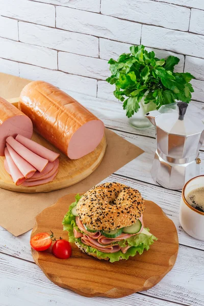 Jambonlu ve otlu simit. Jambon yakında. Kahve. Kahvaltı.