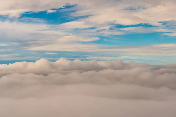 从我的飞机窗外鸟瞰云彩 — 图库照片