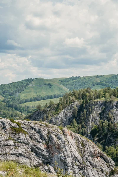 Klify Górskie Zielony Płaskowyż Tle Zachmurzone Niebo — Zdjęcie stockowe