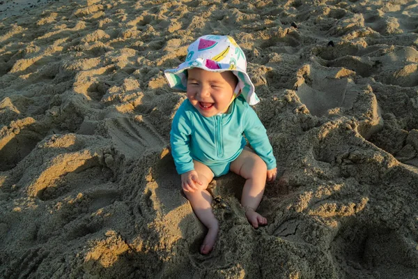 Šťastné Usměvavé Dítě Dívka Sedí Klobouku Písečné Pláži Plavkách — Stock fotografie