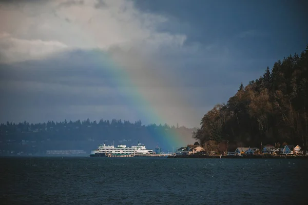Ein Bunter Regenbogen Über Puget Sound Und Fähre — Stockfoto