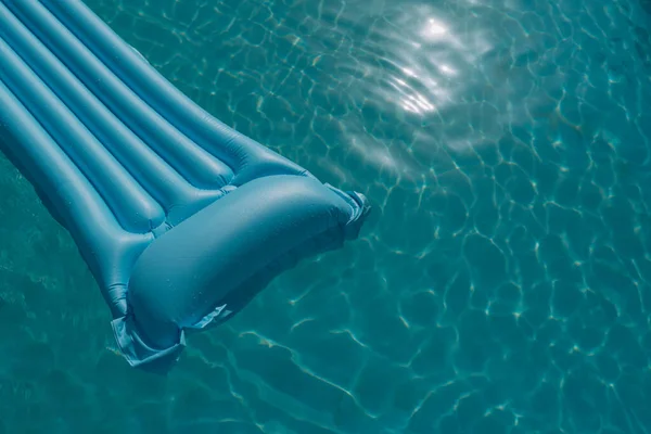 Голубой Воздушный Матрас Плавает Открытом Бассейне — стоковое фото