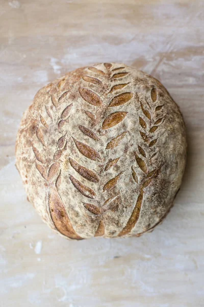 Bochenek Pięknego Rzemieślniczego Chleba Spoczywa Desce Zakurzonej Mąką — Zdjęcie stockowe