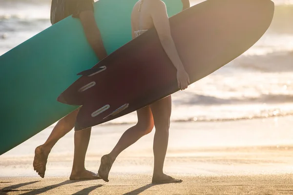 Surfers Die Surfplanken Dragen Wandelen Het Strand Bali Indonesië — Stockfoto