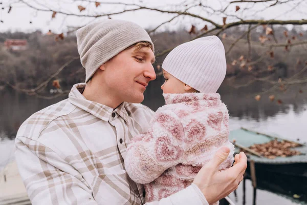 Papa Umarmt Seine Zweijährige Tochter Und Lächelt Spätherbst Freien — Stockfoto
