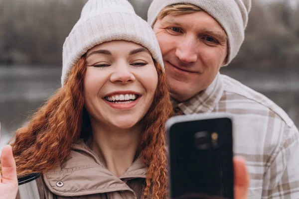 Par Som Älskar Att Ringa Selfie Eller Videosamtal Medan Går — Stockfoto