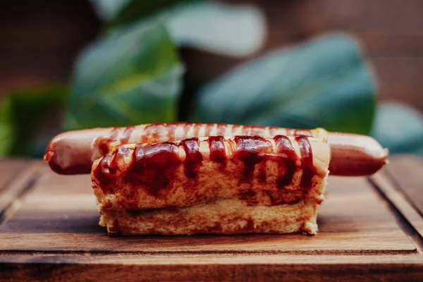 Délicieux Hot Dog Aux Saucisses Sur Une Planche Bois — Photo