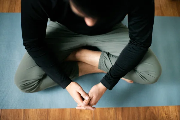 Genç Adam Yoga Mat Üzerine Meditasyon Fotoğrafı — Stok fotoğraf