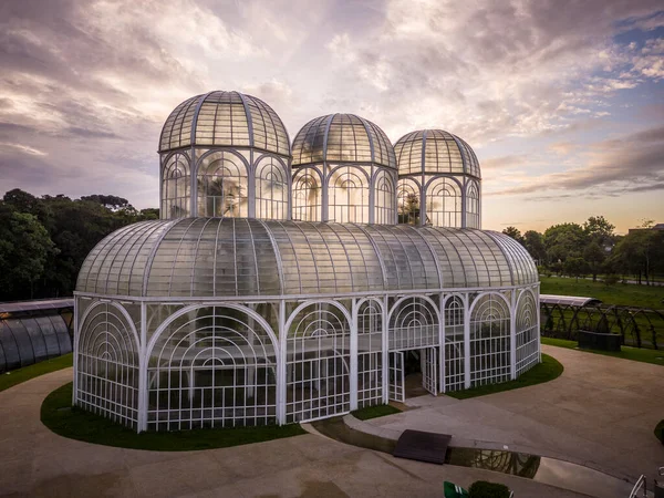 Curitiba, Paran, Brezilya Botanik Bahçesi 'ndeki cam yeşil ev ve bahçeye güzel bir hava manzarası 