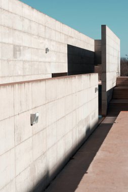 İspanya 'nın Zaragoza kentindeki kamusal alanda güçlendirilmiş beton yapılar.